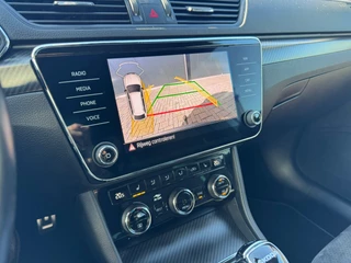 Skoda Superb Combi 1.5 TSI Sportline * Trekhaak * AUTOMAAT * Navigatiesysteem * Achterbank verwarmd * / 17