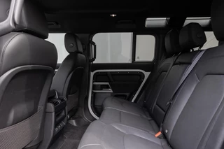 Land Rover | Defender 3.0 D250 110 MHEV SE | Luchtvering | Groot Infotainmentscherm | Premium Audio by Meridian | Black Pack | FULL LED | / 13