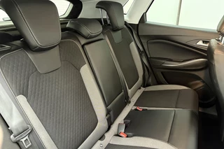 Opel Grandland X 1.6 Turbo 300pk Hybrid4 Elegance | Navigatie | Keyless | Camera | Parelmoer kleur | Electrische achterklep | Lichtmetalen velgen | AGR Comfortstoelen | Voorruitverwarming | Zwart dak / 17