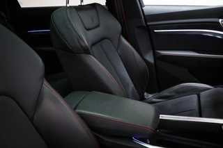 Audi Q8 Sportback e-tron 55 quattro Edition 115 kWh | PANORAMADAK | ACHTERBANKVERWARMING | AMBIENT LIGHTING | HEAD UP | B&O | TREKHAAK | 22" / 16