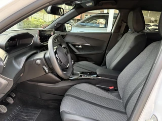 Peugeot 2008 1.2T 100pk Allure | DEMO | Facelift model | Parkeersensoren voor + achter | Apple Carplay/Android Auto | Climate Control | Lichtmetalen velgen / 18