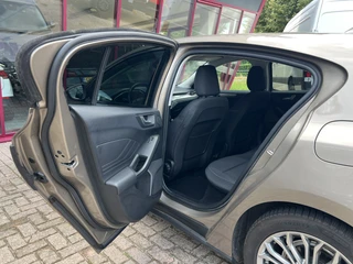 Ford Focus 1.0 EcoBoost Titanium Business  | Keyless | Cruise | Trekhaak | Camera | Stoel/Stuurverw. | B&O | / 17