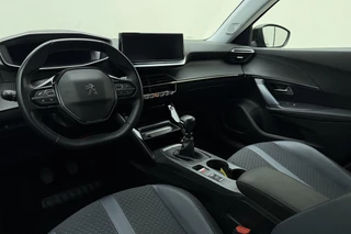 Peugeot 2008 1.2 Turbo 100pk Allure | Trekhaak | Navigatie | Achteruitrijcamera | Climate control | Parkeersensoren | Lichtmetalen velgen / 18