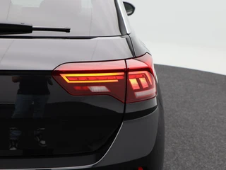 Volkswagen T-Roc 1.5 TSi R-Line Business 150 Pk Automaat | Trekhaak | Carplay | Virtual Cockpit | Adaptive Cruise | Keyless | Elektrische Achterklep | 18 Inch / 16