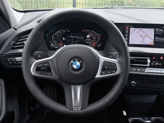 BMW 1-serie 118i Executive Edition | Carplay | PDC | Navi | Sportstuur / 17