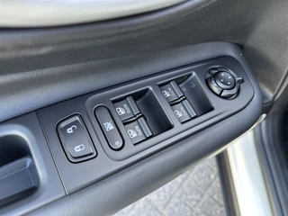 Jeep Renegade 4xe 240 Plug-in Hybrid The North Star (Elektrisch Schuifdak - Navigatie - Apple Carplay - Camera - Stoel & Stuurverwarming - LED) / 34