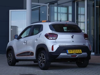 Dacia Spring Expression 27 kWh | Achteruitrijcamera | Parkeersensoren achter | Lichtmetalen velgen | Airco | Navigatiesysteem | Bluethooth | Elektrisch bedienbare ramen / 7