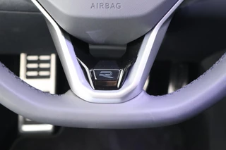 Volkswagen T-Roc 1.5 eTsi 150pk DSG R-Line First Edition Trekhaak Camera Keyless Stoelverwarming Virtual Cockpit Carplay / 20