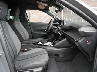 Peugeot e-2008 EV Allure Avantage 54 kWh | Camera rondom | Adaptieve cruise control | Navigatie | Draadloze telefoonoplader | Lichtmetalen velgen | Nieuwe auto | 406KM Actieradius WLTP / 14