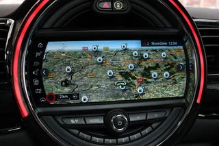 MINI Clubman Cooper S Chili Serious Business Automaat / Navigatiesysteem Professional / Panoramadak / Trekhaak / Leder / 19 Inch / Driving Assistant / Lichtpakket / Achteruitrijcamera / Climate Control / Harman Kardon / Stoelverwarming / 23