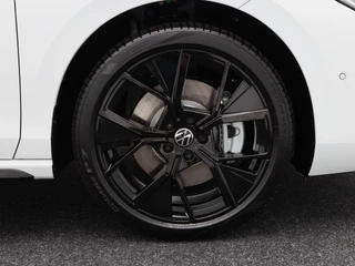 Volkswagen Passat Variant 1.5 eHybrid 272 Pk R-Line | Black Style | Stoel/Stuurverwarming | Panoramadak | 360 Camera | Head Up | Memory | Trekhaak | 19 Inch | 155 Km !! / 11
