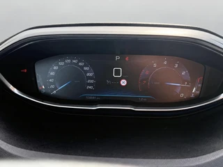 Peugeot 3008 1.2 PureTech Allure / 18