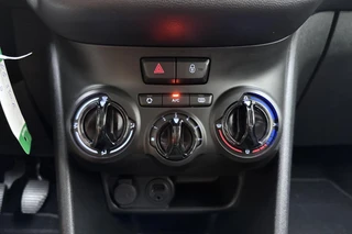 Peugeot 208 1.2 PureTech Blue Lion | Parkeersensoren | Navigatie | Radio | Stuurbediening | Climate control | Airco | / 21