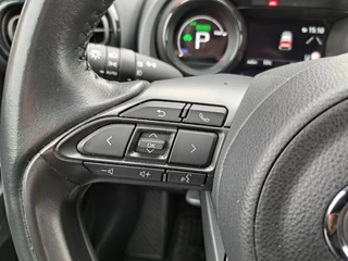 Toyota Yaris 1.5 HYBRID EXECUTIVE HEAD-UP STOELVERWARMING BI-TONE PARK-SENSOREN HALF-LEDER 17"LM-VELGEN PRIVACY-GLASS / 16