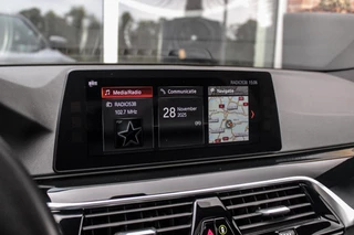 BMW 5-serie M550d xDrive High Executive | 2e eigenaar | Driving Assistant Plus | Innovation pakket | Stoelverwarming & -ventilatie | Stuurverwarming | Harman-kardon | 360 camera / 29