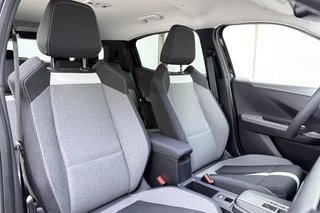 Opel Frontera 1.2 Turbo 145pk Hybrid Automaat GS 7 persoons | 8 Jaar speciale garantie | Navigatie | Stoel- en stuurverwarming | Verwarmbaar voorraam | Dakrails | Achteruitrijcamera | Climate control | 17" Lichtmetalen velgen / 16