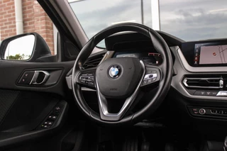 BMW 1-serie 116d F40 Executive Edition | 1e eigenaar | NL Auto | HiFi audio | DAB | LED | Apple Carplay | Rijstrooksensor | Cruise control | Climate control | Sportstuur | Active Guard Plus / 21