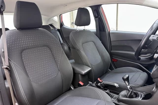 Ford Fiesta 1.0 EcoBoost Titanium | Trekhaak | Navigatie | Camera | Parkeersensoren voor en achter | Climate control | Lichtmetalen velgen / 16
