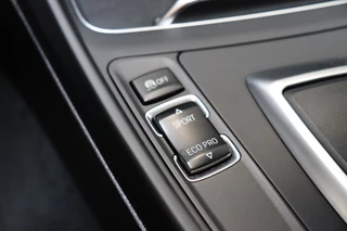 BMW 1 Series 118i Executive Sport Line Automaat 5 deurs / Navigatie Professional / LED / Trekhaak / Climate Control / 17 Inch / Bluetooth / Sportstoelen / Parkeersensoren / Lichtpakket / Cruise Control / Stoelverwarming / Neerklapbare Achterbank / 26