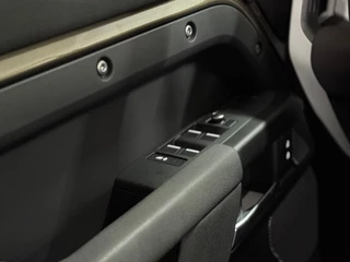 Land Rover Defender 110 2.0 D200 110 | Pano | PPF | Meridian | Trekhaak | Carplay | Geel kenteken / 24