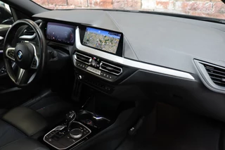 BMW 2 Serie Gran Coupé 218i High Executive M Sport Pakket Automaat  / Live Cockpit Professional / Panoramadak / Stoelverwarming / 18 Inch / Climate Control / Parkeersensoren / Bluetooth / DAB / Cruise Control / Lichtpakket / Extra Getint Glas / LED / 18