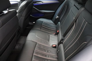 BMW 5 Series Touring 520i High Executive M Sport Pakket Automaat  / Navigatiesysteem Professional / Panoramadak / Comfortstoelen / Driving Assistant Plus / 19 Inch / Stoelverwarming voor+achter / Achteruitrijcamera / Hifi / Adaptieve LED-koplampen / Leder / DAB / 13