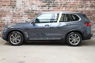 BMW X5 xDrive45e High Executive xLine Automaat  / Panoramadak / SOH 82% / Live Cockpit Professional / Trekhaak / Luchtvering / Stoelventilatie / Personal CoPilot Pack /  Comfortstoelen / Nappa Leder / Harman Kardon / Stoelverwarming / Head-Up Display / Active Steering / Individual Dashboard Leder / 4