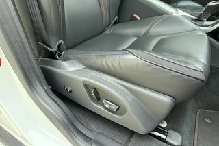Volvo XC60 2.0 T5 FWD Ocean Race 245pk | Panoramadak | Elektrische stoelen | Verwarmde voorruit | Stoelverwarming | Handsfree kofferklep | Camera | Lederen bekleding | Afneembare trekhaak | 1.600kg trekgewicht | NL auto / 16