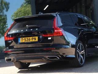 Volvo V60 T8 Recharge AWD R-Design Pano | HarmanKardon | Ak. Glas | Trekhaak | Head Up / 22