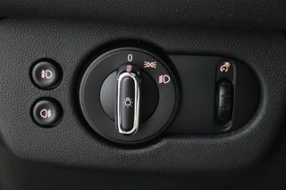 MINI Clubman Cooper Serious Business / Navigatiesysteem Professional / Panoramadak / Harman Kardon / Climate Control / 17 Inch / LED-koplampen / Parkeersensoren / Cruise Control / Lichtpakket / 32
