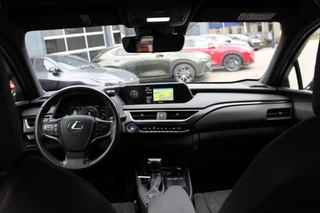 Lexus UX 250h Preference Line NL-AUTO NAVI BLIND SPOT PARKEERSENSOREN SMART-ENTRY APPLE CARPLAY / 29