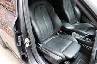 BMW X1 sDrive20i High Executive xLine Automaat  / Navigatiesysteem Plus / Trekhaak / Achteruitrijcamera / Leder / Head-Up Display / 19 Inch / Adaptieve LED-koplampen / Hifi / Sportstoelen / DAB / Stoelverwarming / Extra Getint Glas / Lichtpakket / 18