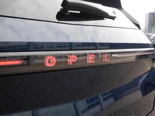 Opel Grandland Electric Business Edition 73 kWh | Elektrisch verstelb. bestuurdersstoel met geheugen | Elektrisch glazen panorama-dak | Voorstoel(en) met massagefunctie | Achterbank verwarmd | Warmtepomp | 20 inch Lichtmetalen velgen Diamond Cut / 44