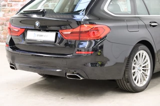BMW 5 Serie Touring 540i xDrive High Executive Automaat  / Harman Kardon / Adaptief Onderstel / Driving Assistant / Achteruitrijcamera / Navigatie Professional / Cruise Control / Sportstoelen / Parking Assistant / Zonnescherm / Climate Control / 18 Inch / Stoelverwarming voor+achter / 6