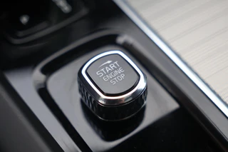 Volvo XC60 T6 Recharge AWD Plus Dark | Stoelverwarming | Trekhaak |  Parkeercamera | Panoramadak  | Longe Range | Pilot Assist | BLIS | Leder | Glossy Black | Keyless / 40