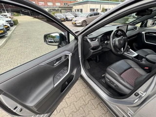Toyota RAV4 2.5 Plug-in Hybrid AWD BI-TONE PLUS JBL-AUDIO NAVI HEAD-UP BLIND SPOT 360° CAMERA STOEL/STUURVERW EL-KLEP APPLE/ANDROID 1500KG TREKGEW KLASSE 3 ALARM 4S-BANDEN / 17