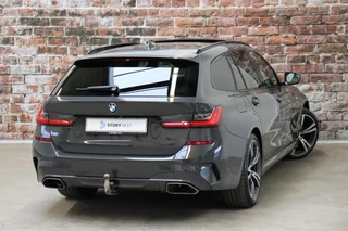 BMW 3 Serie Touring M340i xDrive High Executive M Sport Pakket Automaat  / Live Cockpit Professional / Panoramadak / Trekhaak / Individual Leder Merino / Driving Assistant / M Sport Differentieel / Harman Kardon / M Adaptief Onderstel / Safety Pack / Head-Up Display / 19 Inch / Stoelverwarming voor+achter / 5