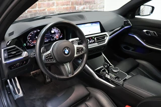 BMW 3 Serie Touring M340i xDrive High Executive M Sport Pakket Automaat  / Live Cockpit Professional / Panoramadak / Trekhaak / Individual Leder Merino / Driving Assistant / M Sport Differentieel / Harman Kardon / M Adaptief Onderstel / Safety Pack / Head-Up Display / 19 Inch / Stoelverwarming voor+achter / 17
