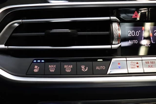 BMW X5 xDrive45e High Executive xLine Automaat  / Panoramadak / SOH 82% / Live Cockpit Professional / Trekhaak / Luchtvering / Stoelventilatie / Personal CoPilot Pack /  Comfortstoelen / Nappa Leder / Harman Kardon / Stoelverwarming / Head-Up Display / Active Steering / Individual Dashboard Leder / 43