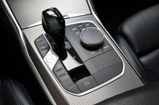 BMW 3 Serie Sedan 330i Executive M Sport Pakket Automaat  / Live Cockpit Professional / Schuif-/kanteldak / Sportstoelen / Achteruitrijcamera / Active Cruise Control met Stop en Go-functie / 19 Inch / Hifi / M Sportremsysteem / Leder / Shadow Line / Neerklapbare Achterbank / Extra Getint Glas / 19