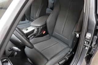 BMW 1 Series 118i Executive Sport Line Automaat 5 deurs / Navigatie Professional / LED / Trekhaak / Climate Control / 17 Inch / Bluetooth / Sportstoelen / Parkeersensoren / Lichtpakket / Cruise Control / Stoelverwarming / Neerklapbare Achterbank / 14