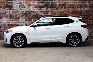 BMW X2 xDrive20i High Executive M Sport Pakket Automaat  / Navigatiesysteem Plus / Leder / Panoramadak / Achteruitrijcamera / Stoelverwarming / Climate Control / Hifi / Shadow Line / Parkeersensoren voor+achter / Extra Getint Glas / 19 Inch / 4