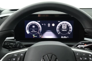Volkswagen T-Roc 1.5 eTsi 150pk DSG R-Line First Edition Trekhaak Camera Keyless Stoelverwarming Virtual Cockpit Carplay / 40