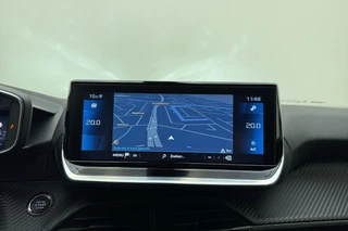 Peugeot 2008 1.2 Turbo 100pk Allure | Trekhaak | Navigatie | Achteruitrijcamera | Climate control | Parkeersensoren | Lichtmetalen velgen / 24