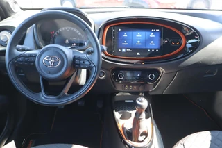 Toyota Aygo X LIMITED JBL-AUDIO STOELVERWARMING KEYLESS PARK-SENSOREN 18"LMV APPLE/ANDROID LED CLIMA CAMERA AD-CRUISE NL-AUTO / 19