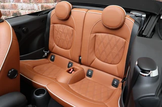 MINI Cooper S Cabrio Chili Automaat  / Navigatiesysteem / Leder / Climate Control / Harman Kardon / Parkeersensoren / LED / Sportstoelen / Windscherm / Cruise Control / 17 Inch / Lichtpakket / Bluetooth / 18