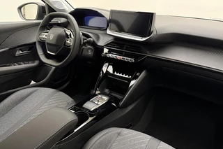 Peugeot 208 1.2 Hybrid 110 e-DCS6 Allure | 360° Camera | Navigatie | Apple Carplay & Android Auto | 16'' LM Velgen | Climate Control / 14