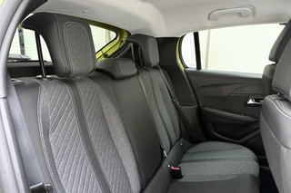 Peugeot 208 1.2 Hybrid 110 e-DCS6 Allure | Parkeersensoren | Appel Carplay/Android Auto draadloos | Climate Control | Cruise Control | Privacy Glass / 14