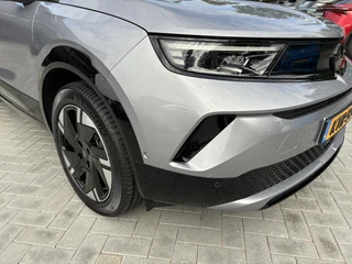 Opel Mokka Electric GS 54 kWh | Climate control | Navigatie | Verwarmbaar stuur | Elektrisch Pakket | Camera | Parkpilot | 18" LM-Velgen | Parkpilot / 13