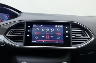 Peugeot 308 SW 1.2T Blue Lease GT | Panorama dak | 18'' Lichtmetalen velgen | Full LED | Trekhaak | Alcantara bekleding | Digitale Cockpit | Apple Carplay & Android Auto | Keyless Entry & Start | Camera | Climate Control | Navigatie | VOL! / 23